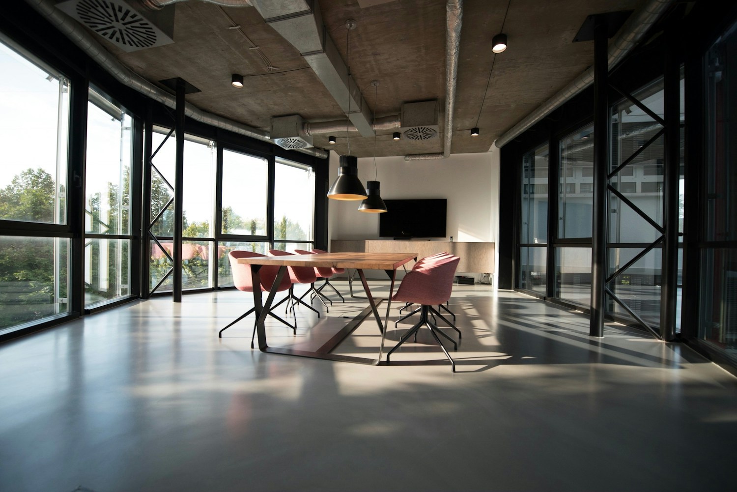 Salle de réunion lumineuse et contemporaine, sans personnes