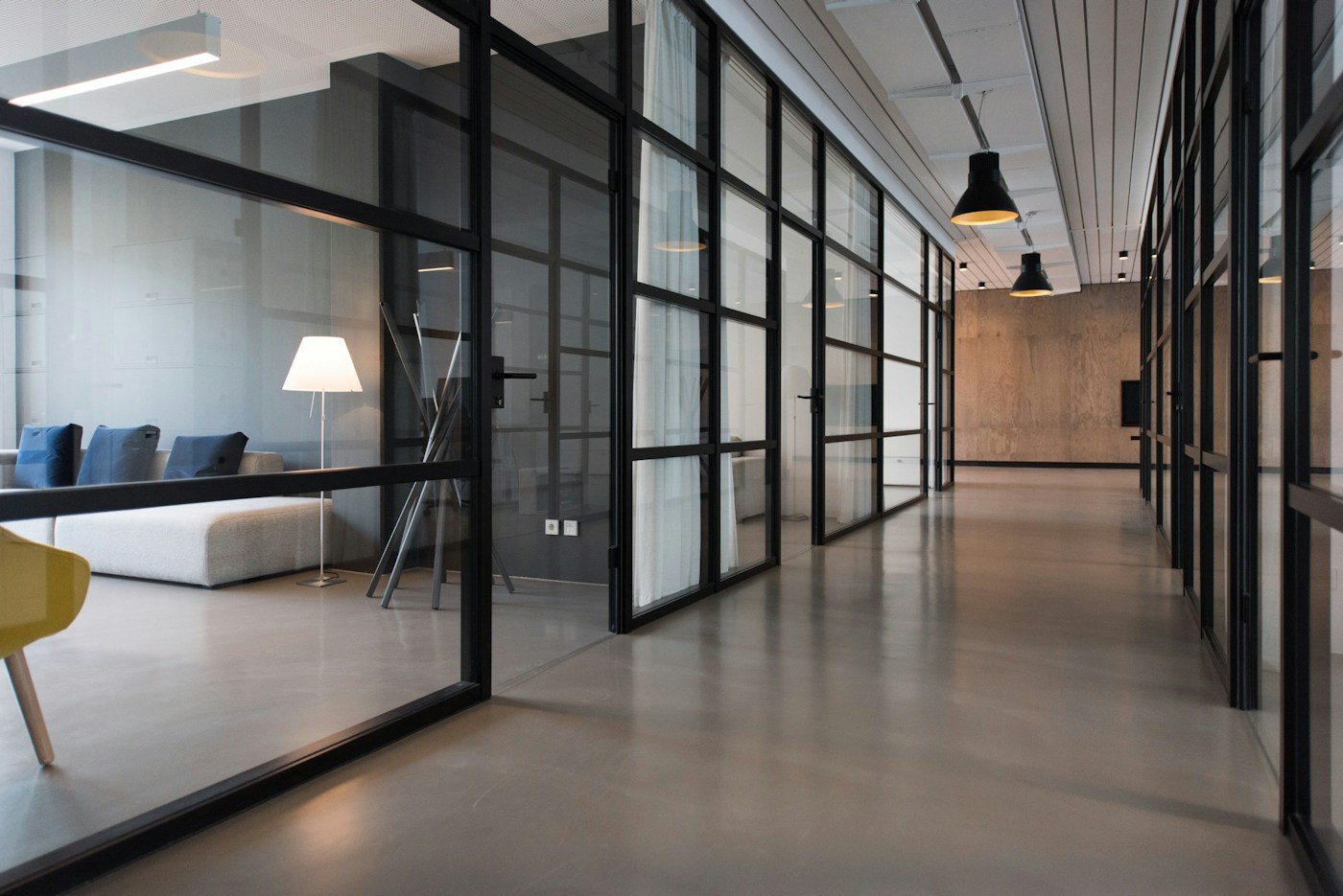 Intérieur contemporain sans personnes : bureaux vitrés et espace de réunion