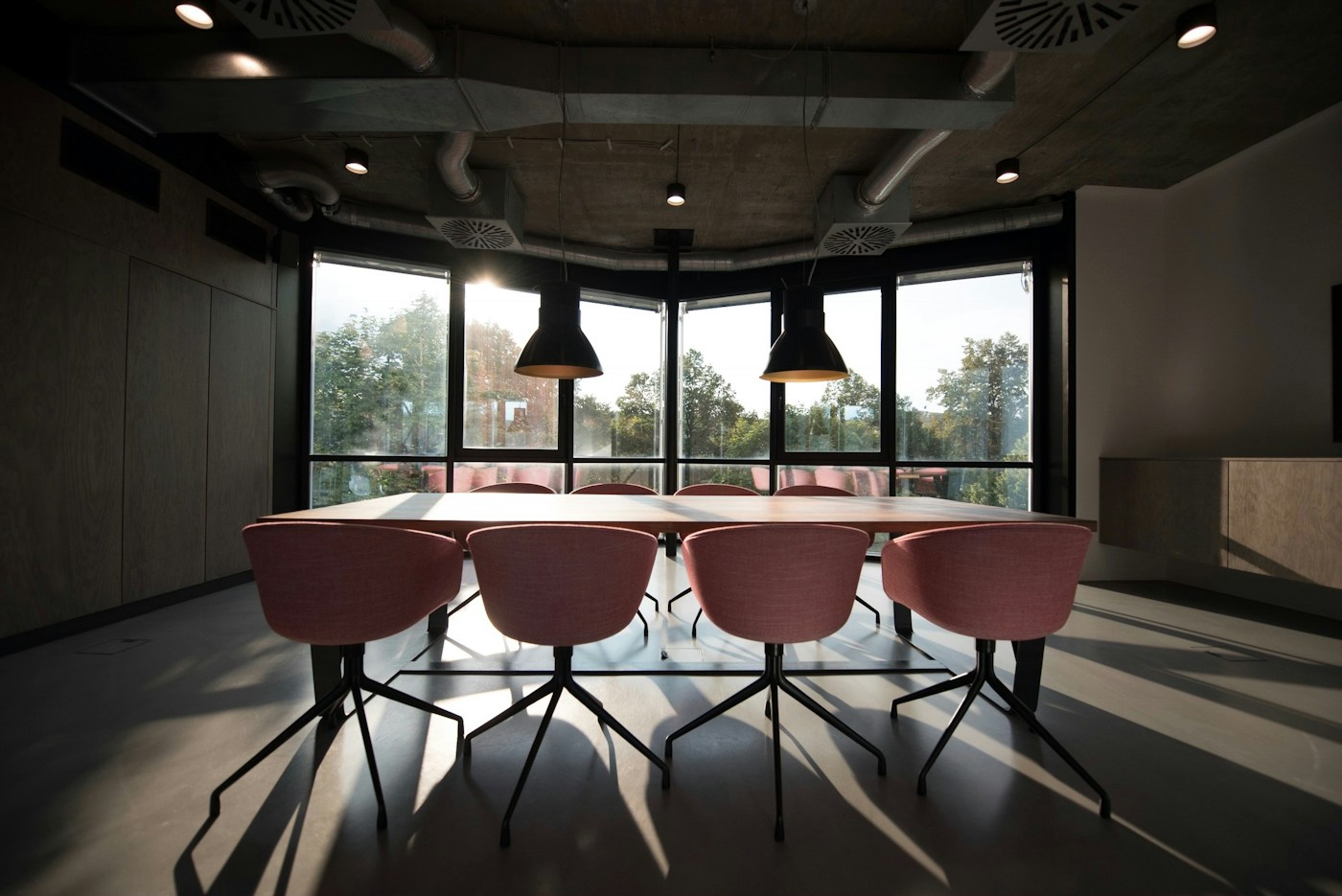 Espace de travail moderne et lumineux, sans personnes
