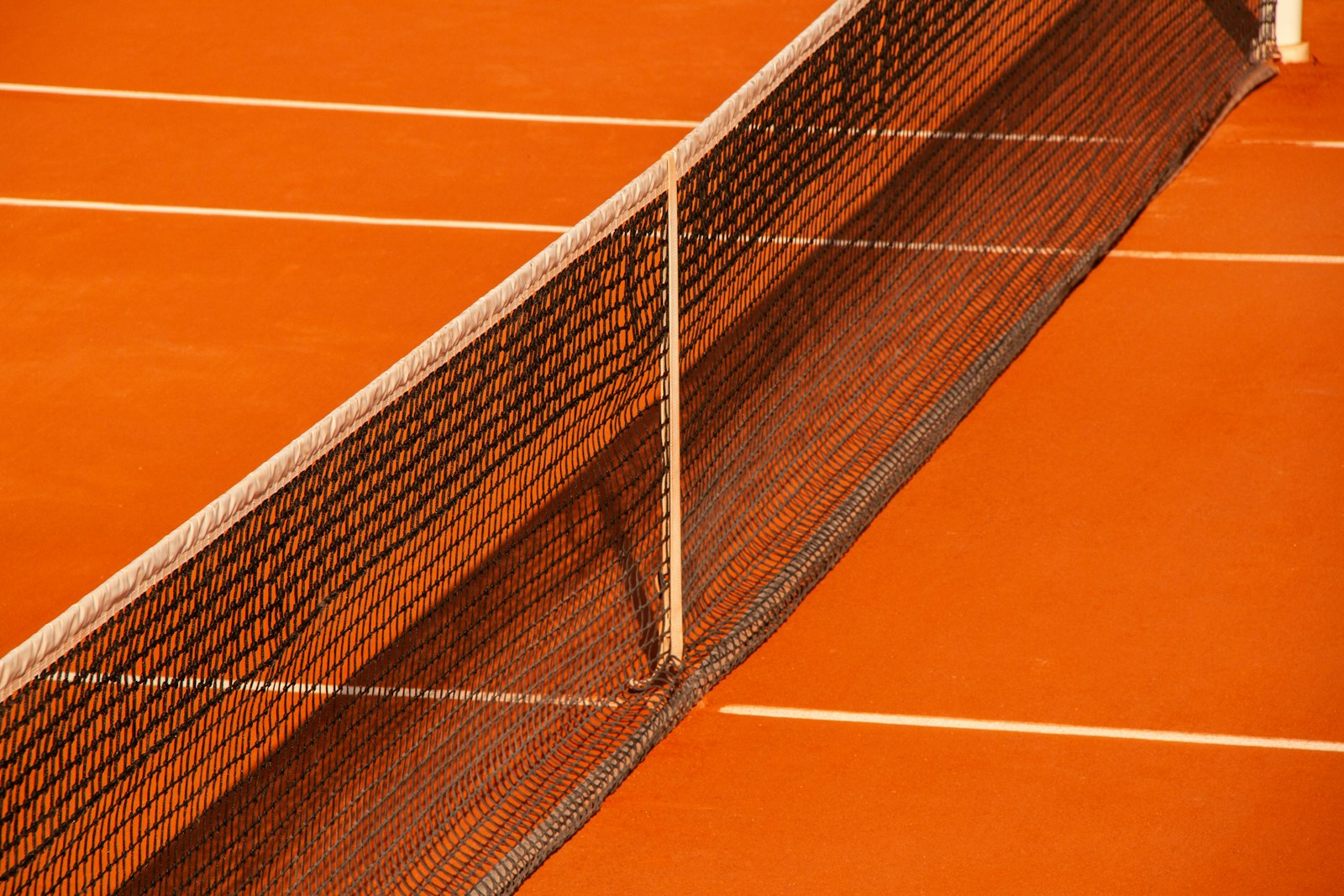 Filet et lignes d’un court de tennis en terre battue