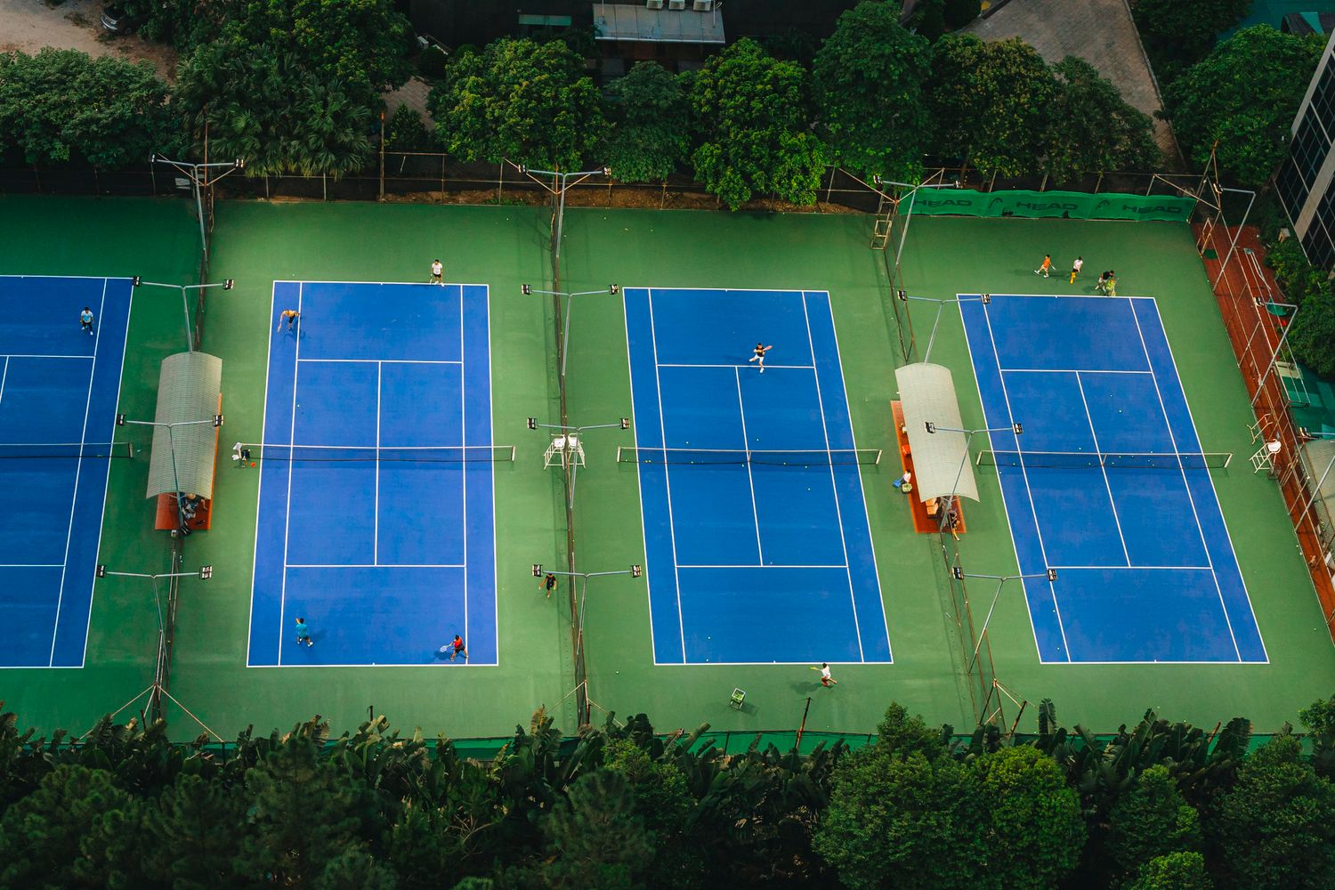 Courts de tennis et pratiquants vus à distance