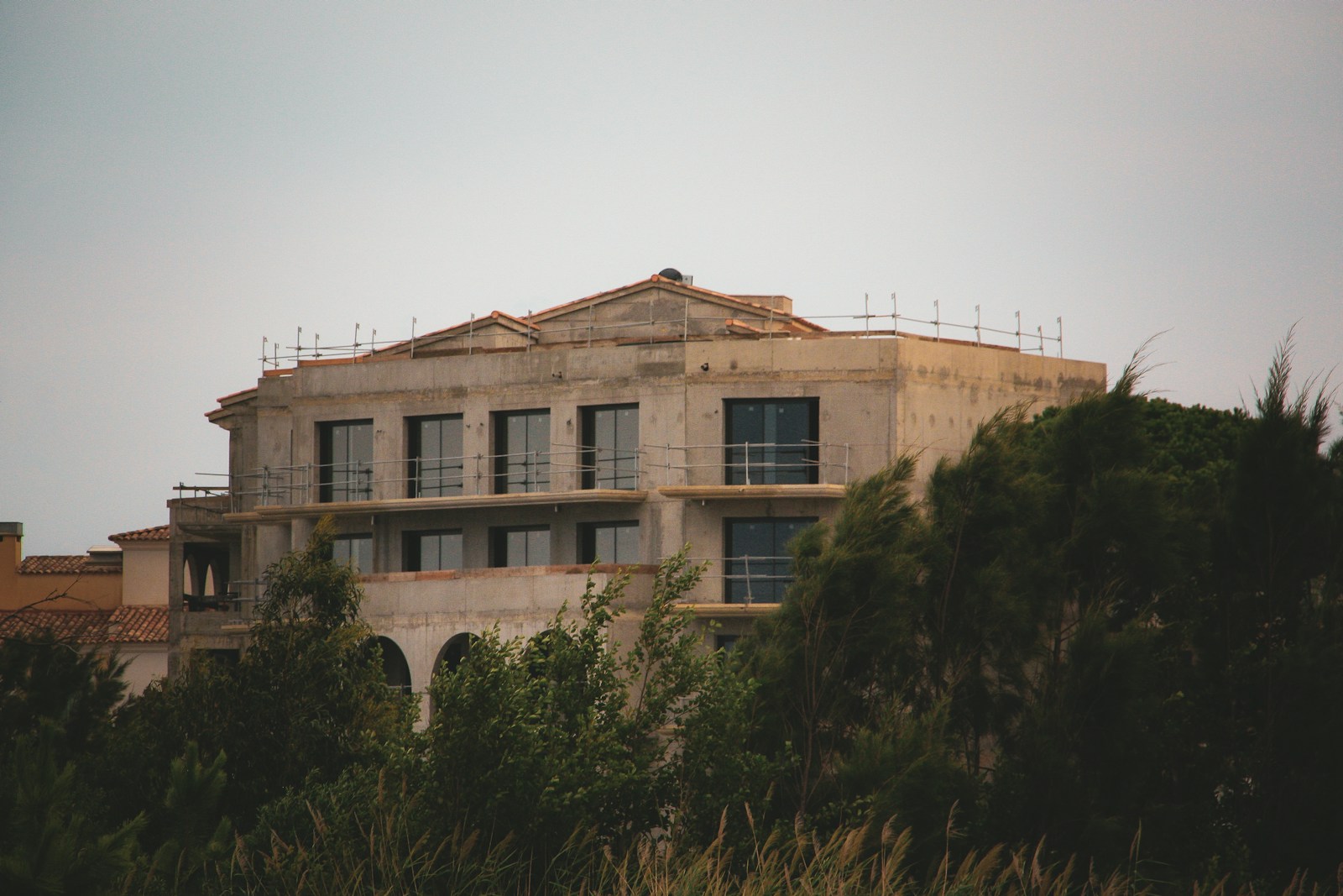 Bâtiment de quelques étages en travaux en Corse, avec échafaudages