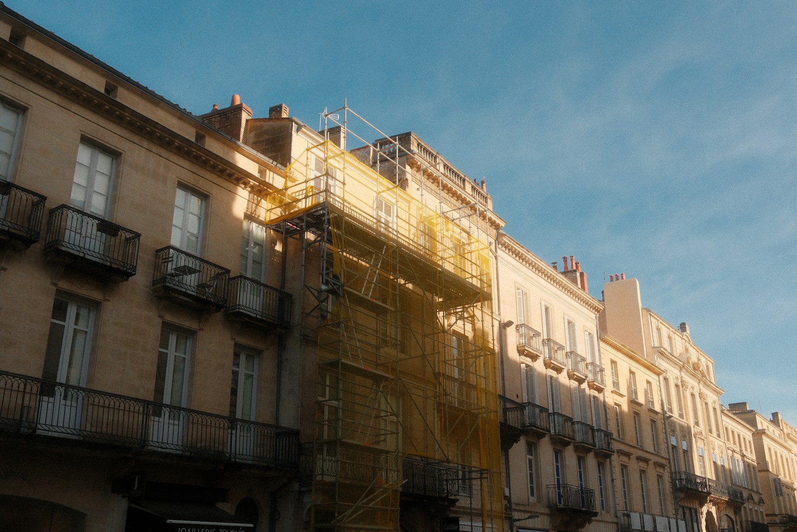 Façades en pierre à Bordeaux avec un échafaudage sur un immeuble en rénovation